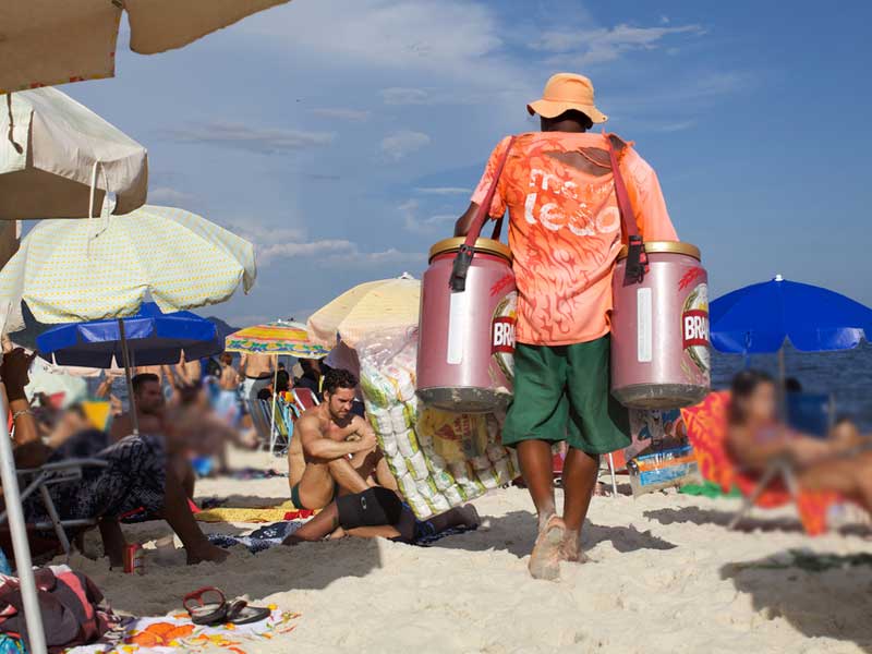 فروش نوشیدنی های سرد در ساحل برزیل