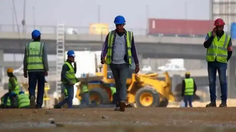 کارگر راه سازی در عربستان