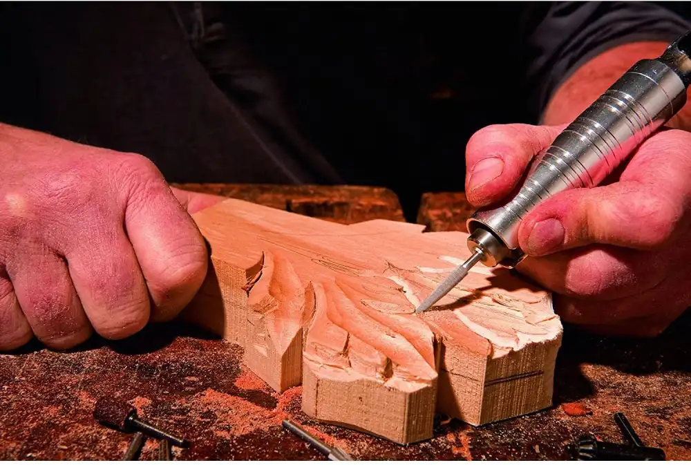 تصویر مردی در حال کار با چوب و فرز مینیاتوری درمل مدل 9100-21 Fortiflex