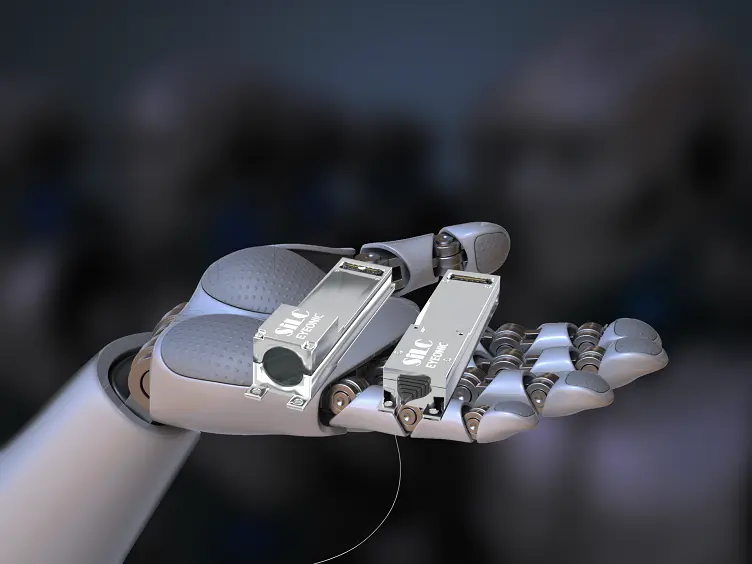 تصویر ربات و سنسور در دستان ربات