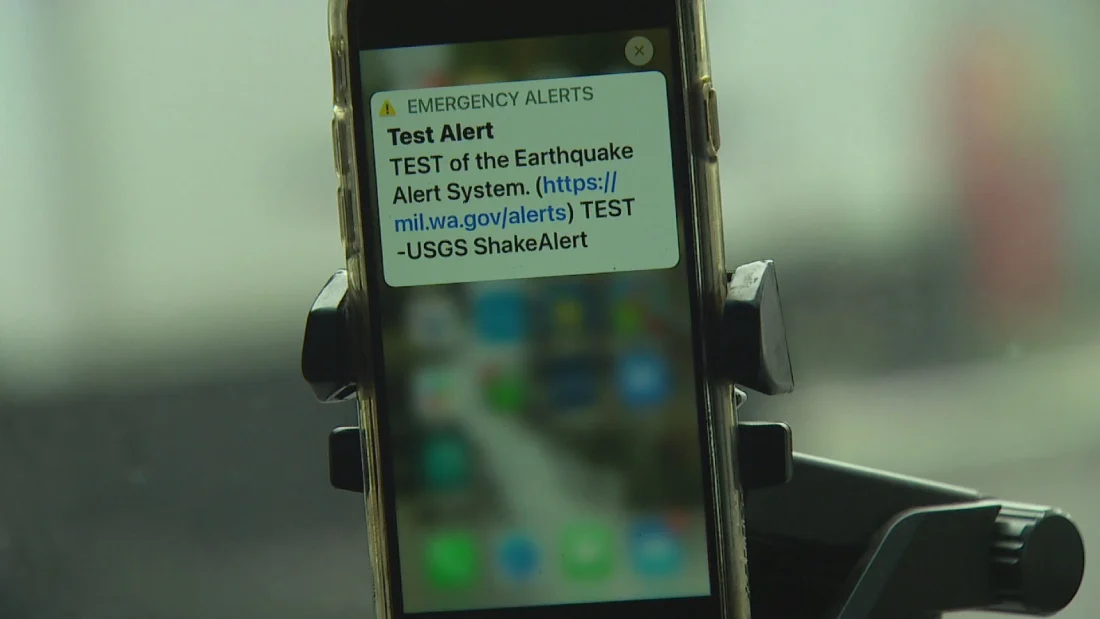 تصویر گوشی موبایل که پیام هشدار دهنده زلزله آمده است.