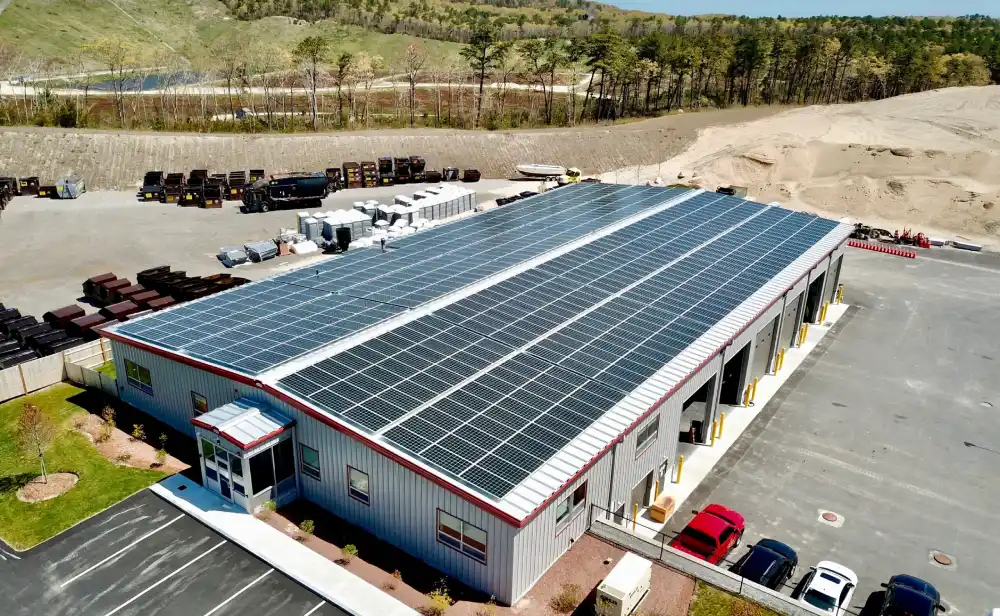 تصویر پنل خورشیدی صنعتی در یک کارخانه روی سقف