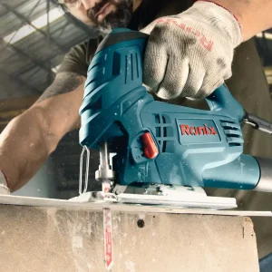 تصویر اره عمود بر رونیکس مدل 4150 در دست یک مرد در کارگاه