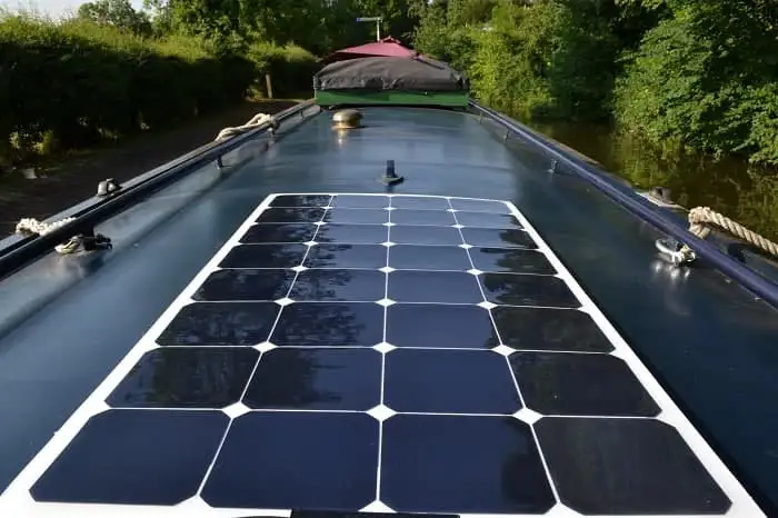 تصویر پنل خورشیدی مونو کریستال در آب