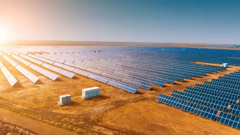 تصویر بزرگترین نیروگاه خورشیدی ایران در اصفهان