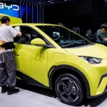 تصویر یک خودرو زرد رنگ برقی مرتبط با مقاله بازار خودروهای برقی آسیا