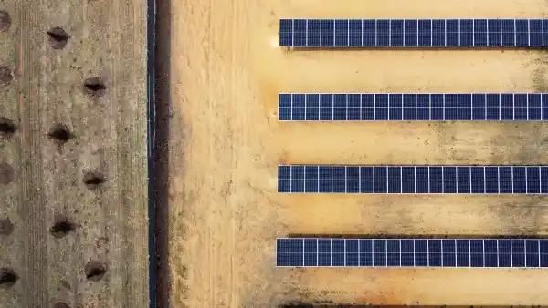 تصویر پنل های خورشیدی زمین