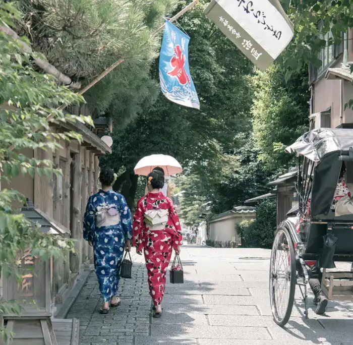 تصویر ۲ خانم در حال پیاده روی در کیوتو (Kyoto)