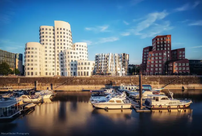 تصویر ساختمان‌های گهری در مدیا هاربر (Gehry Buildings in Media Harbor)