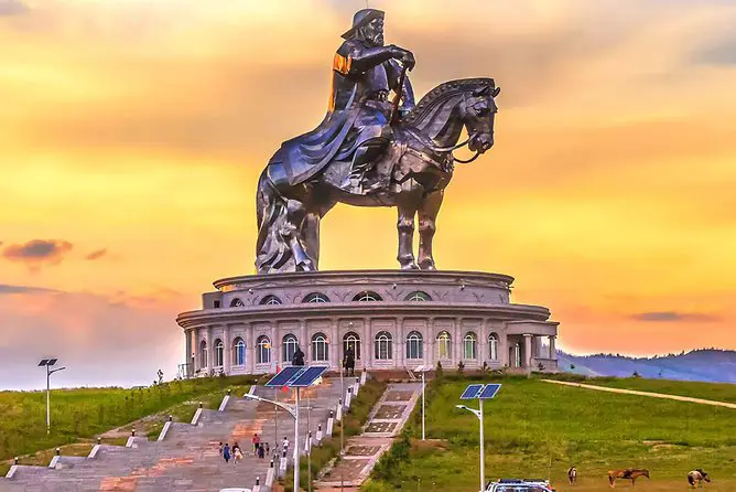 تصویر مجسمه بزرگ چنگیزخان (Genghis Khan Statue)