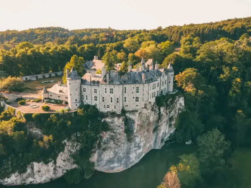 تصویر قلعه والنوا (Walzin Castle)